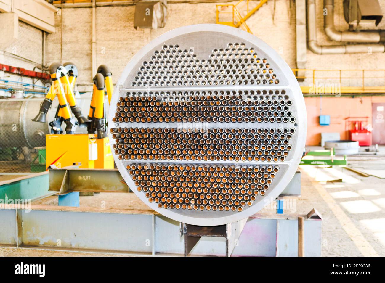 Produzione di un grande fascio tubiero per uno scambiatore di calore a mantello e tubo in un locale di produzione industriale di un negozio con attrezzature in una raffineria di petrolio, in pe Foto Stock