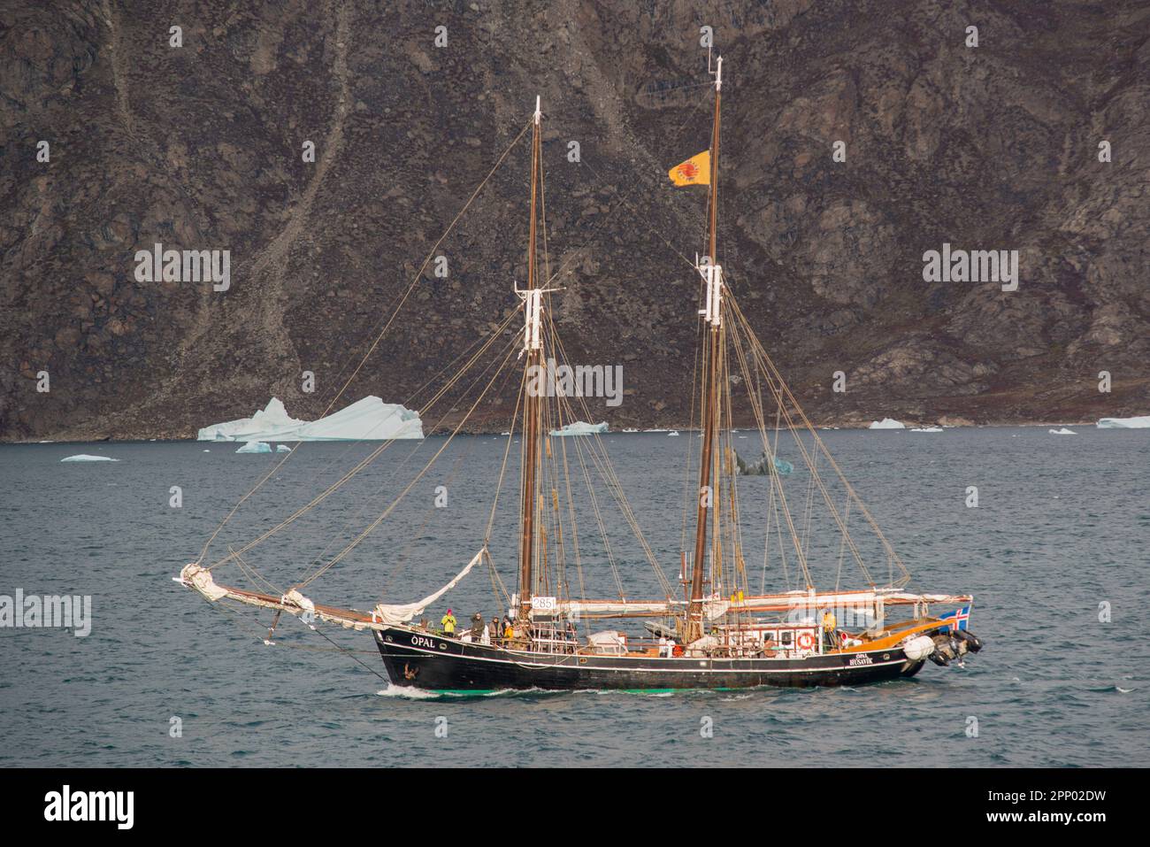 Opal barca a vela turistica esplorando Fon Fjord, Groenlandia Foto Stock