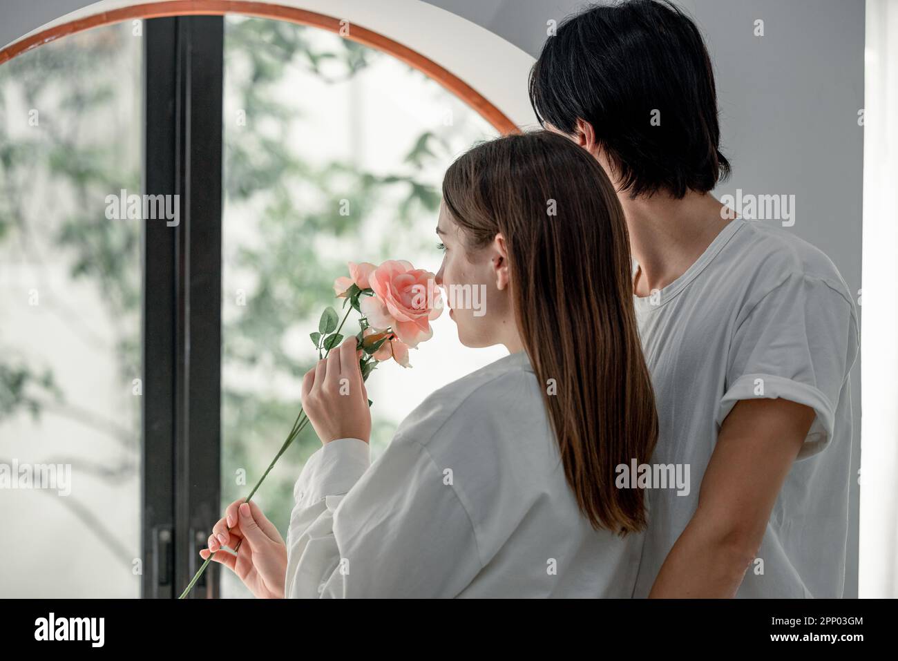 Husband giving wife kiss on immagini e fotografie stock ad alta risoluzione  - Alamy