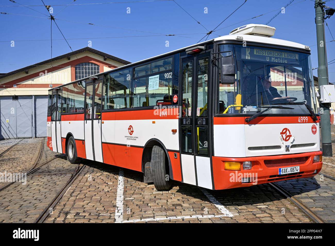 La Prague Public Transit Company ha introdotto una nuova linea storica di autobus contrassegnata con la lettera K che corre lungo il percorso della linea originale del filobus con lo stesso nome, che si è svolta dal 1936 al 1959 agosto tra Stresovice e Svaty Matej a Dejvice. L'autobus Karosa B951 con numero di registrazione 4999 da 2004 è illustrato a Praga, Repubblica Ceca, 21 aprile 2023. (Foto CTK/Vit Simanek) Foto Stock