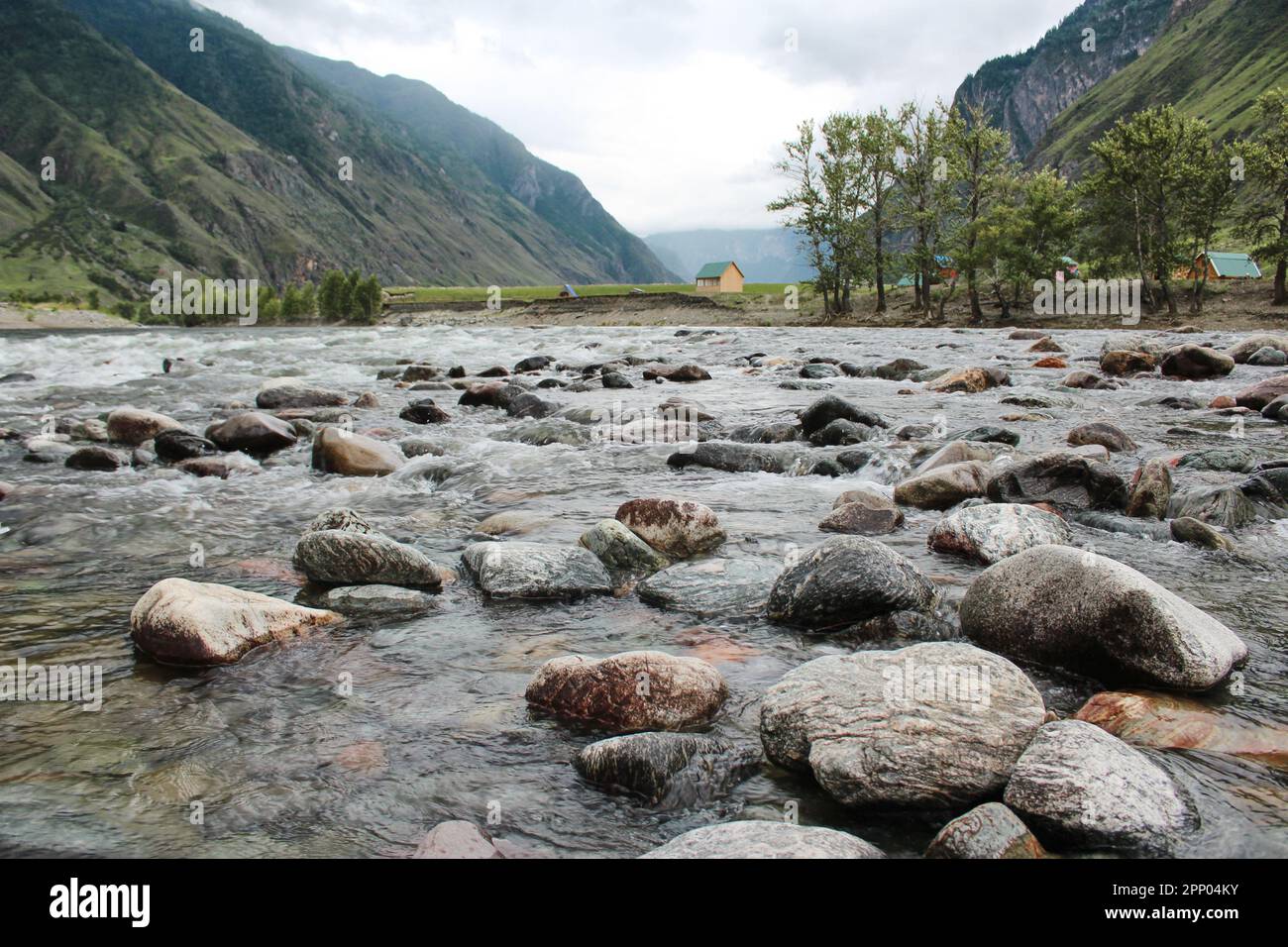 Casa sulle rive del fiume veloce Chulyshman, nelle montagne Altai. Pietre in acqua, alberi verdi. Centro ricreativo turistico. Alta qualità pho Foto Stock