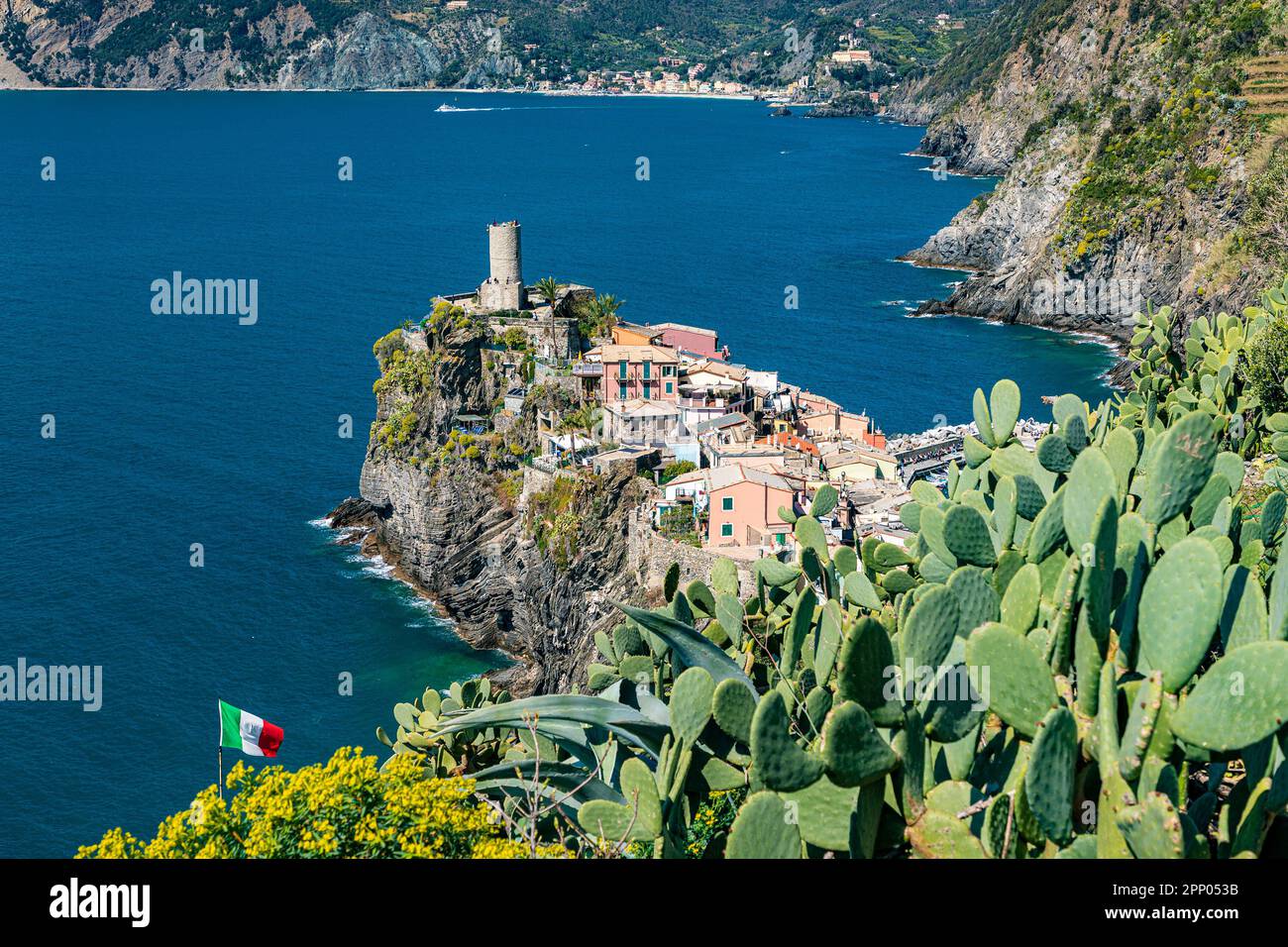 Splendida vista su Vernazza, uno dei cinque famosi e colorati villaggi del Parco Nazionale delle cinque Terre in Liguria Foto Stock