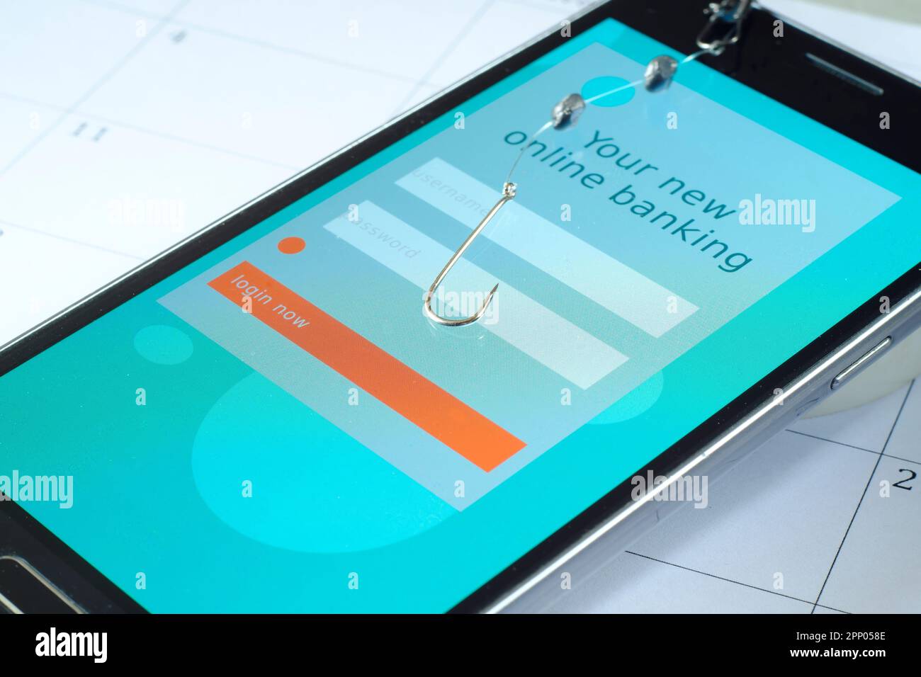 phishing dei dati, collegamento sullo schermo dello smartphone che mostra il sito web di phishing del banking online fittizio, focalizzazione selettiva, spazio copia gratuito Foto Stock