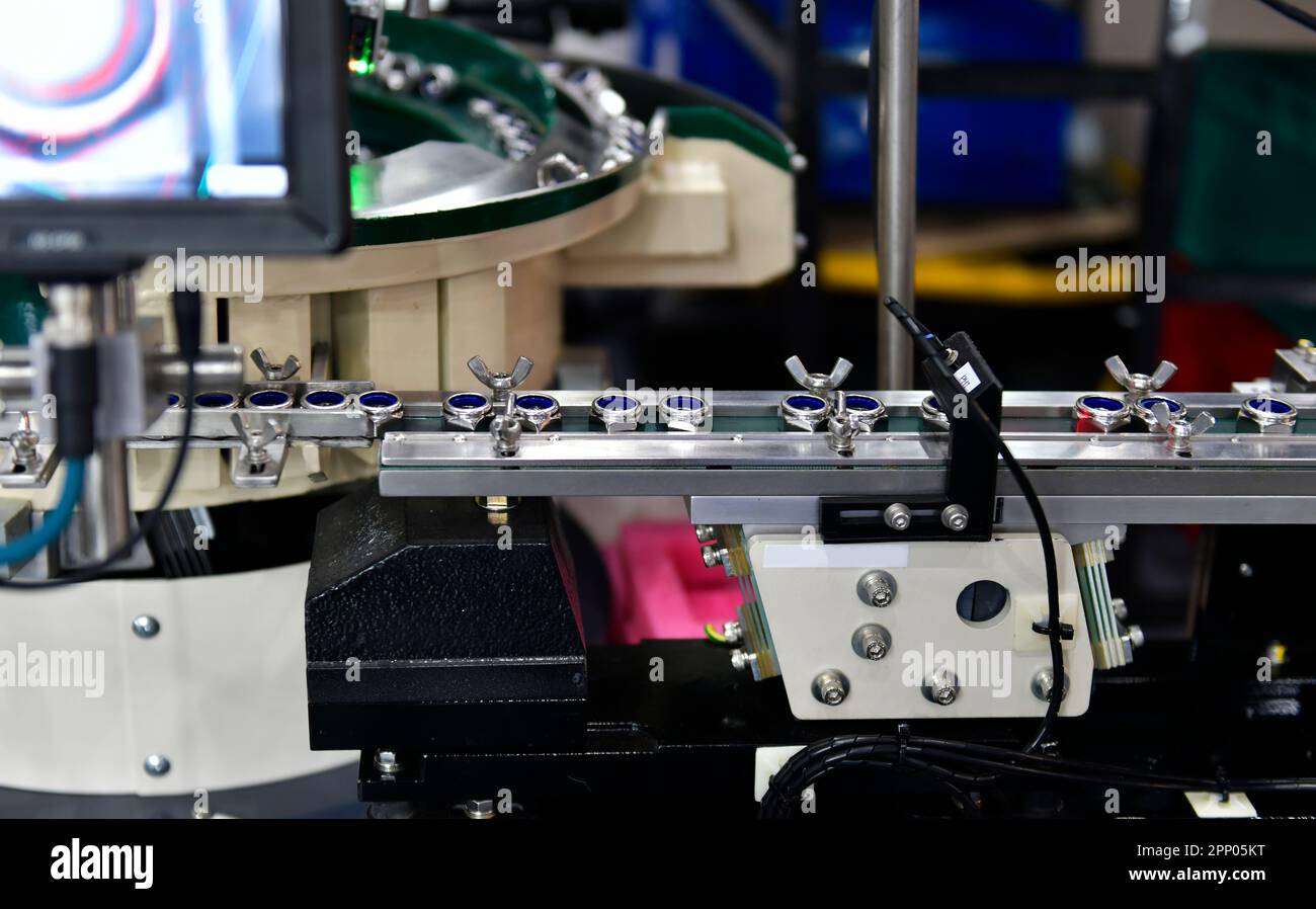 Sistema automatico di visione per dadi di ispezione in linea di prodotti industriali Foto Stock