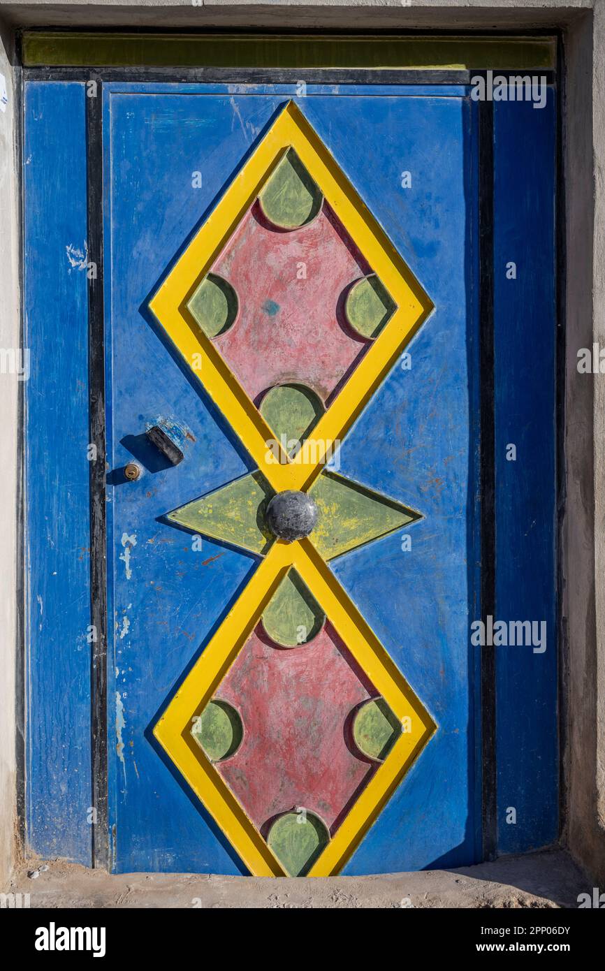 Porta di una casa decorata con colorati motivi tradizionali berberi. Foto Stock