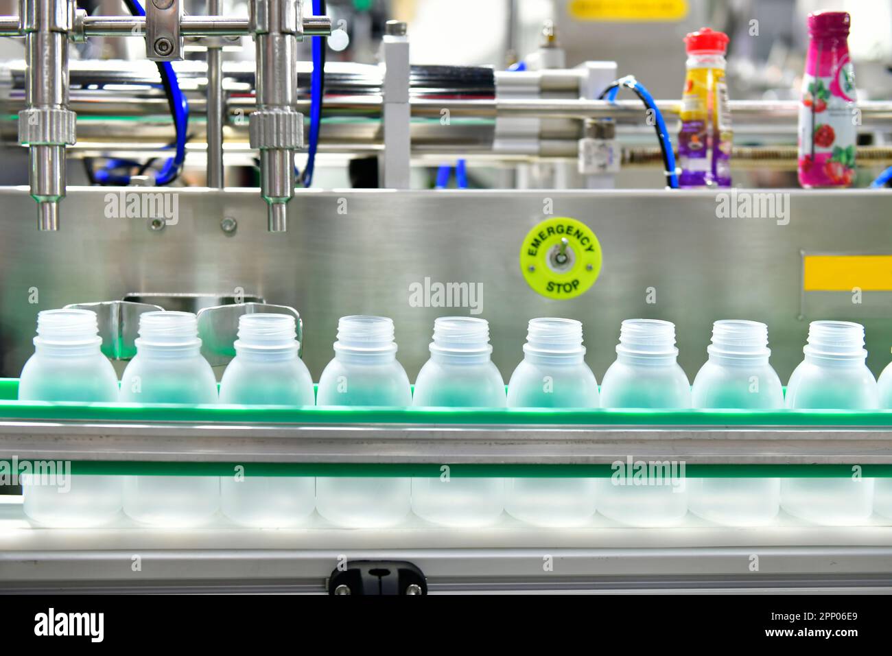 Bianco di bottiglie di plastica trasferire sul trasportatore automatizzato di sistemi di automazione industriale per il pacchetto Foto Stock