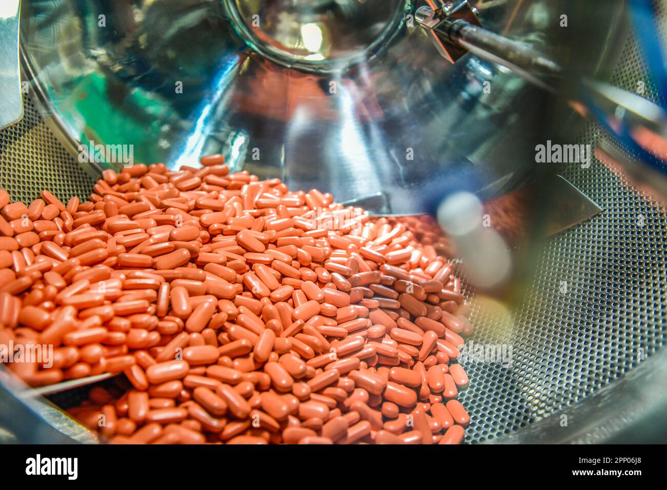 Capsule medicine pills linea automatica in fabbrica farmaceutica, i farmaci si muovono con l'uso di apparecchiature rotanti in officina di impianti chimici. Foto Stock