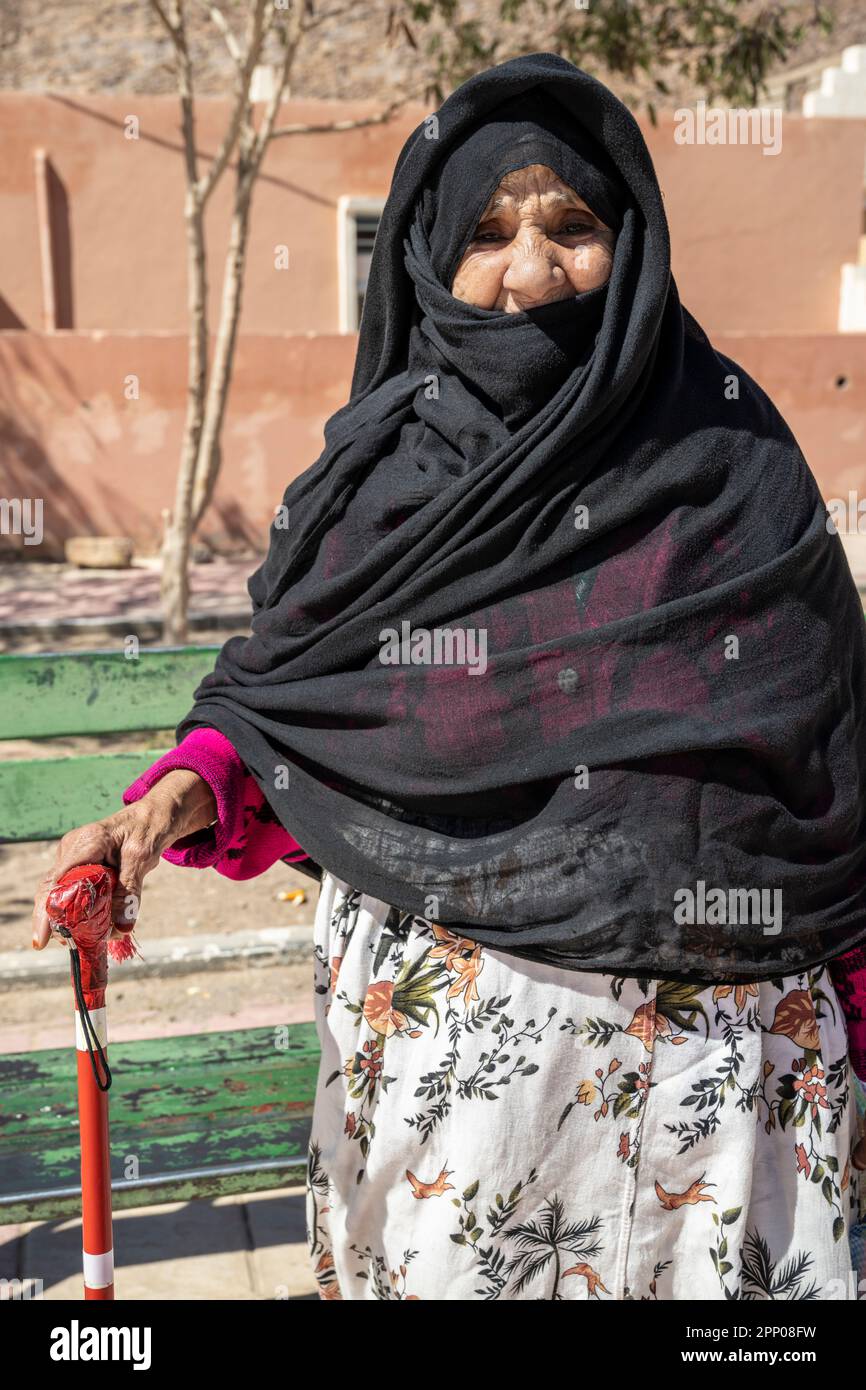 Ritratto di una donna berbera anziana, con un bastone da passeggio. Foto Stock