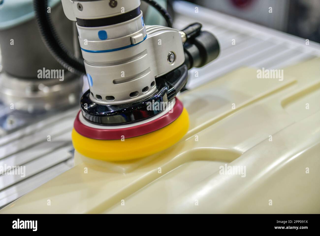 Braccio robotico per la lucidatura della parte auto nella linea di produzione. Foto Stock