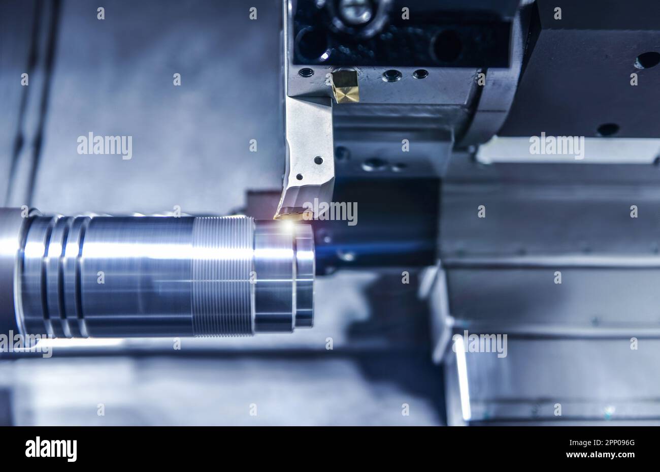 Tornio CNC che taglia la parte metallica filettata della vite, la produzione di componenti ad alta tecnologia Foto Stock