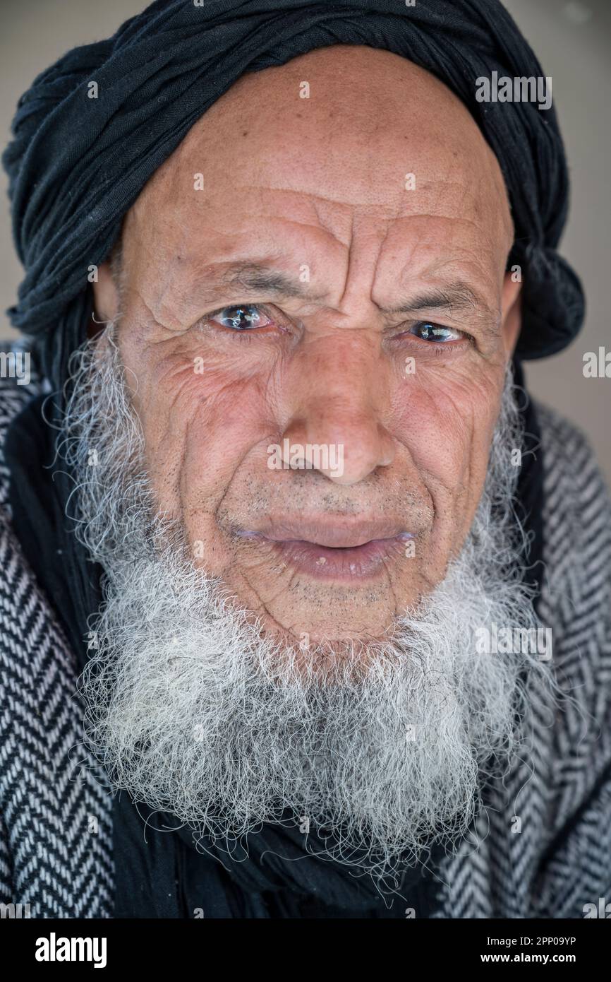 Ritratto di un uomo musulmano anziano con una barba tradizionale senza baffi. Foto Stock