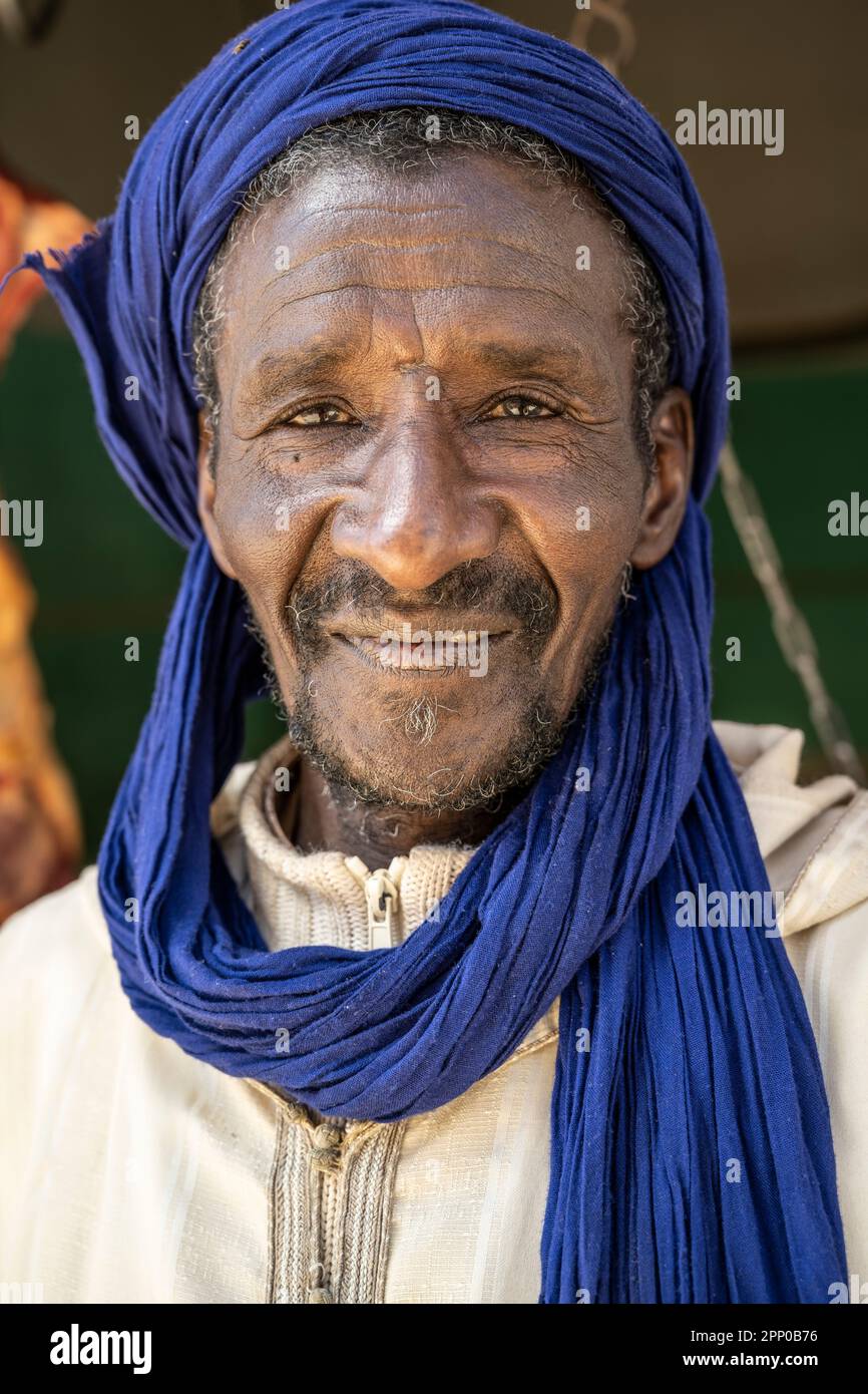 Ritratto di un uomo adulto vestito con una djellaba e un turbante blu. Foto Stock