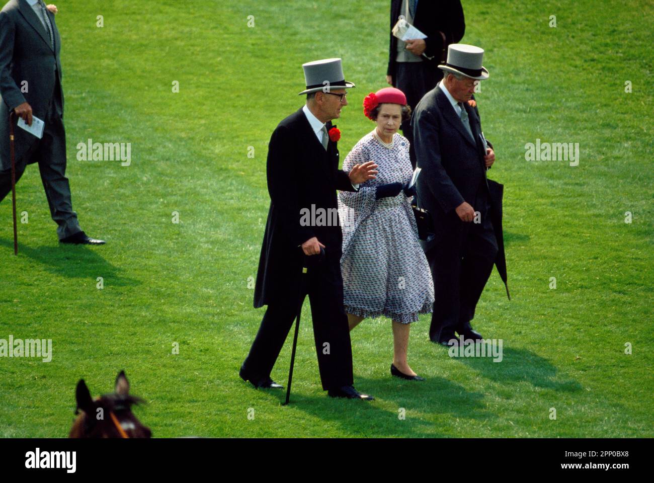 Regina Elisabetta II a Epsom Derby nel 1985 Foto Stock