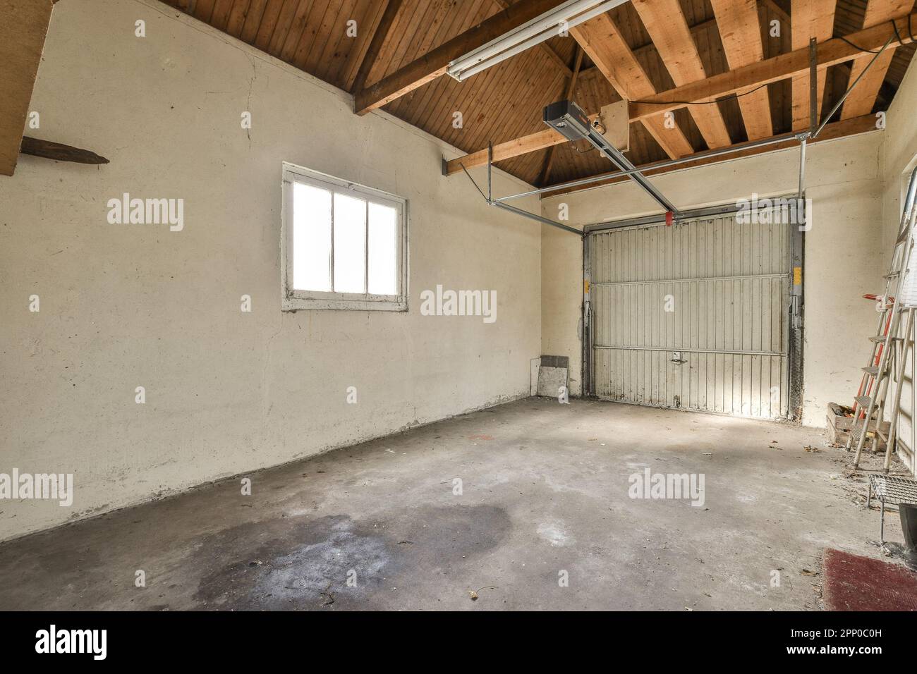 l'interno di una sala incompiuta con soffitti a vista e travi in legno sul soffitto, che viene utilizzato per l'isolamento Foto Stock