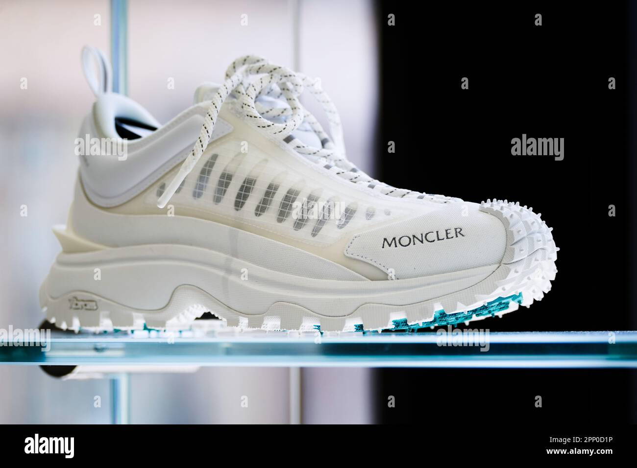 New York, NY - 9 aprile 2023 : sneaker da donna di lusso Moncler con accento blu Foto Stock