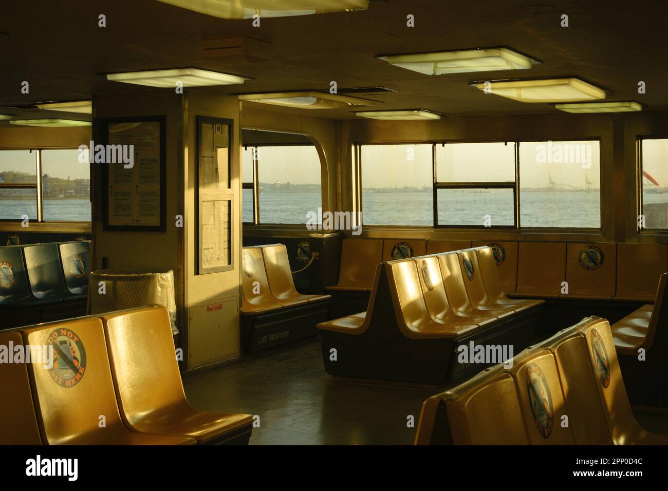 Interno della cabina sul traghetto di Staten Island, Staten Island, New York Foto Stock