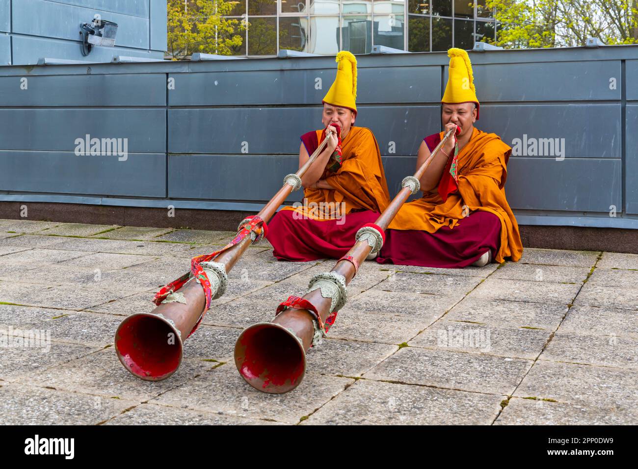 Poole, Dorset, Regno Unito. 21st aprile 2023. I monaci di Tashi Lhunpo al Faro, Poole benedicono il luogo e il loro prossimo tour con una cerimonia/spettacolo speciale (chiamata stampa). I monaci tibetani Tashi Lhunpo aprono il loro ultimo tour nel Regno Unito, il potere della compassione al Faro di Poole il 2 maggio. Otto monaci tibetani celebrano il 50th° anniversario della ricostruzione del loro monastero in India, dopo essere stati costretti dalla loro patria dall'occupazione cinese del Tibet 50 anni fa, con un programma di danza mascherata, musica e rituale tantrico. Credit: Carolyn Jenkins/Alamy Live News Foto Stock