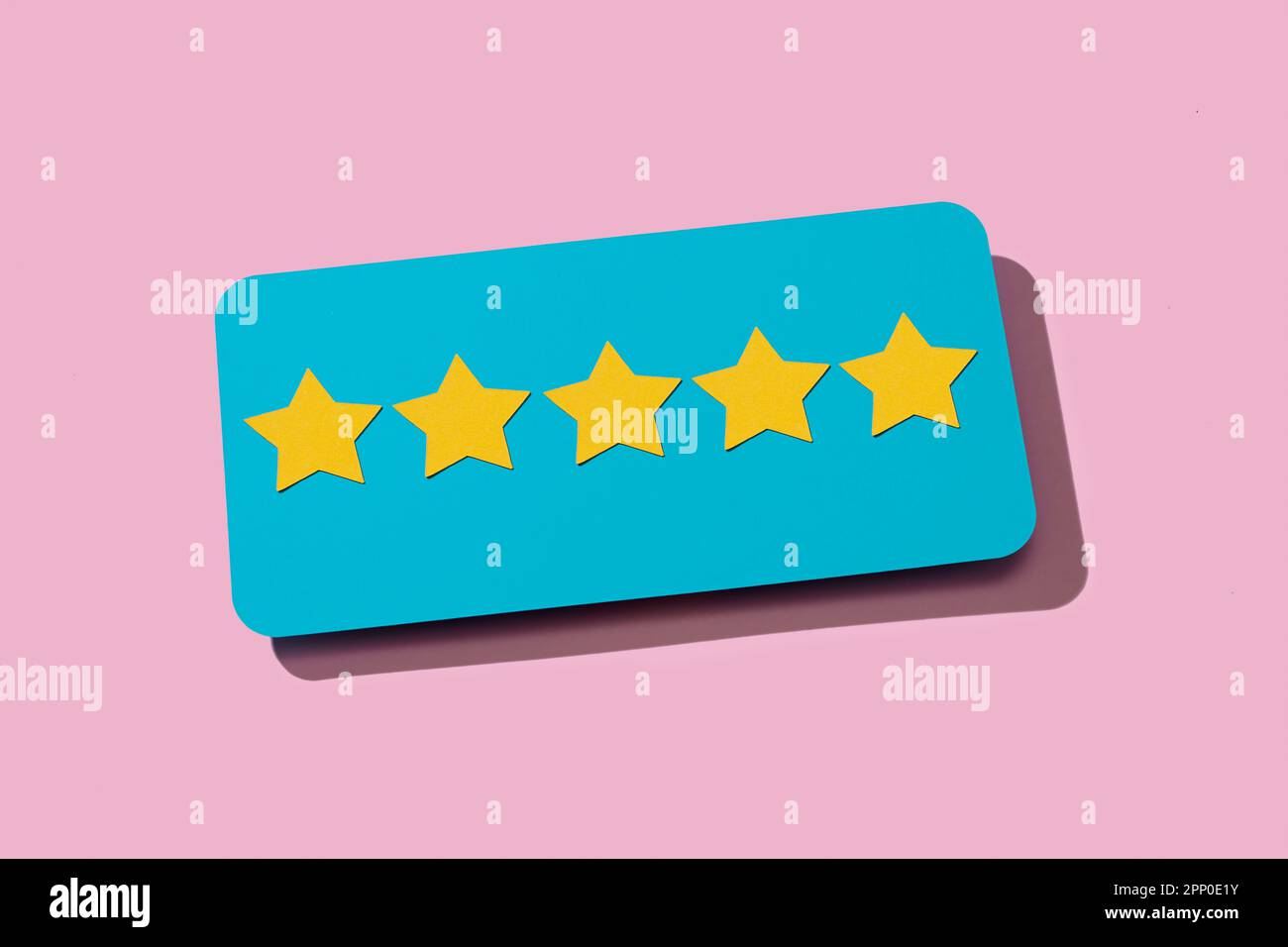 primo piano di un segno blu con cinque stelle, da una scala di valutazione a cinque stelle, su sfondo rosa Foto Stock