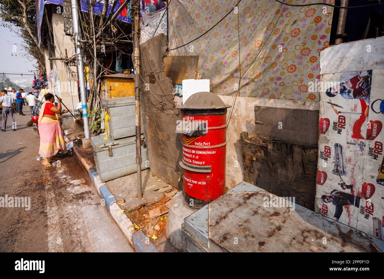 Casella di lettere rossa a bordo strada nella zona del nuovo mercato di Taltala, Kolkata (Calcutta), Bengala Occidentale, India Foto Stock