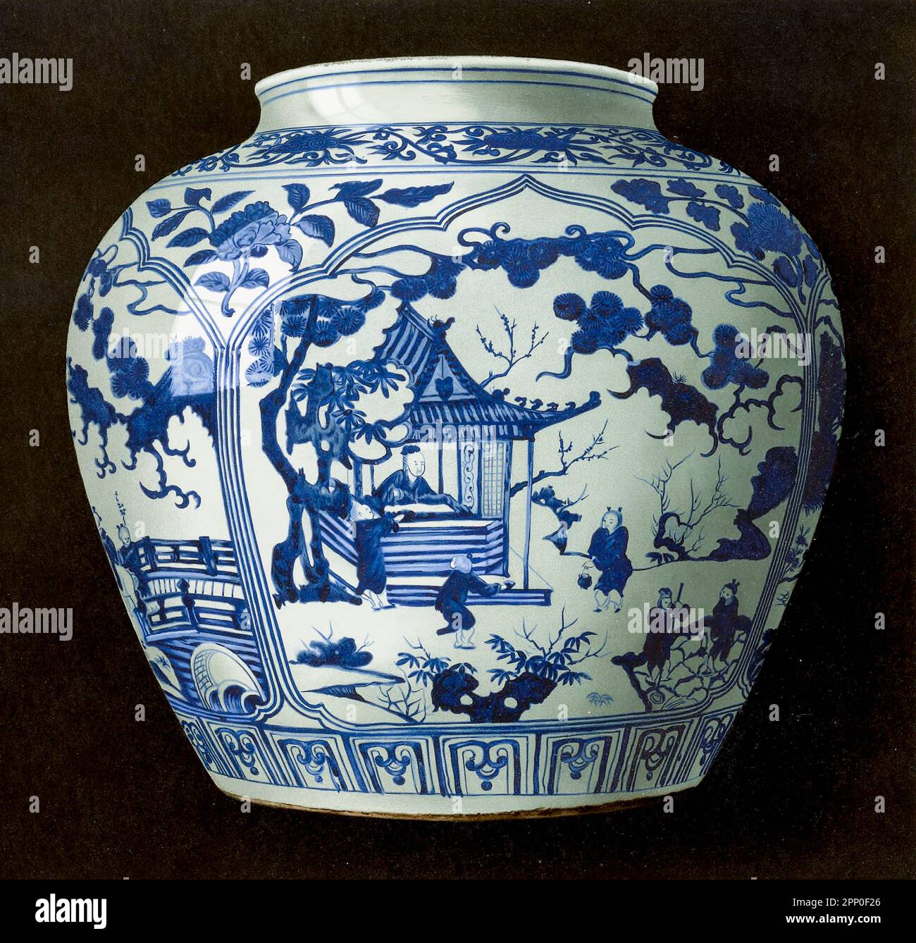 CHIA-CHING BLU E BIANCO JAR. GRANDE JAR GLOBULARE (Kang), dipinto in blu intenso e brillante, del tono di colorazione e di stile decorativo arcaico caratteristico del periodo Chia-ching della dinastia Ming. Sotto, audacemente scritto in scuro underglaze blu cobalto, è il marchio Ta Ming Chia ching (1522-66) nien chih “realizzato nel regno di Chia-ching, della Grande dinastia Ming dal libro ' ORIENTAL CERAMICA ART COLLECTION OF William Thompson Walters ' pubblicato nel 1897 Foto Stock