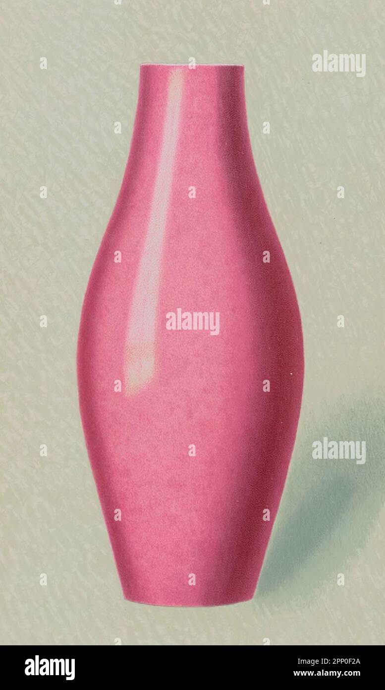 Vaso rosa di gesso (Hua P’ing) alto 9 pollici, di spessore di uovo-guscio, investito da una morbida smalto monocromatico di colore rosa, appartenente al periodo Yung-cheng (1722-1735) o al primo CH’ien-lung (1736-1795) del libro ' ORIENTAL CERAMIC ART COLLECTION OF William Thompson Walters ' pubblicato nel 1897 Foto Stock