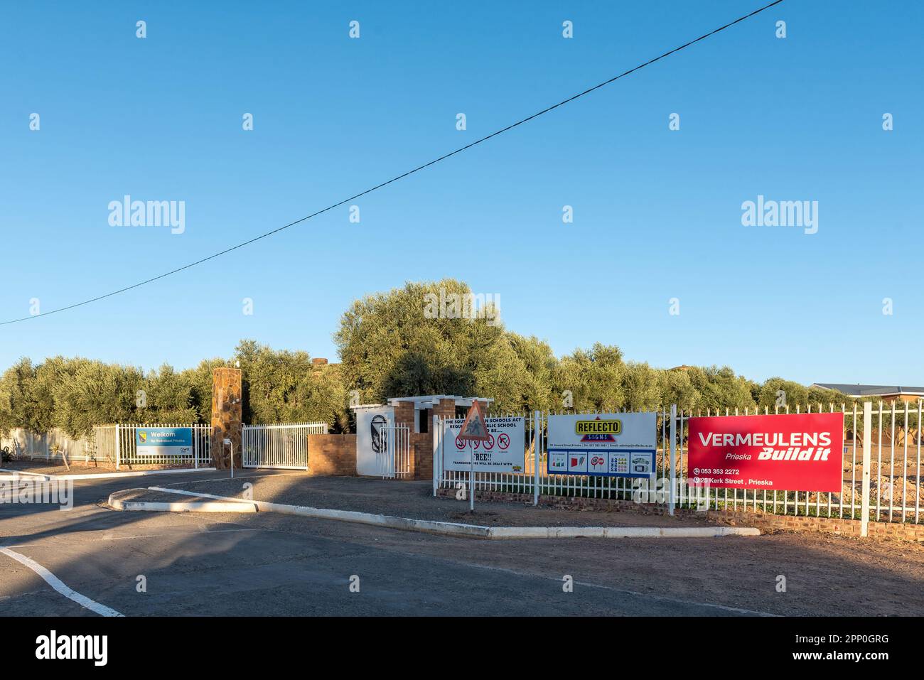 Prieska, Sudafrica - 28 2023 febbraio: Ingresso alla scuola superiore Prieska. Le bacheche pubblicitarie sono visibili Foto Stock