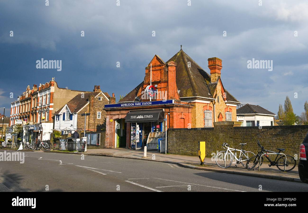 Stazione della metropolitana di Wimbledon Park nel sud-ovest di Londra , Inghilterra , Regno Unito Foto Stock