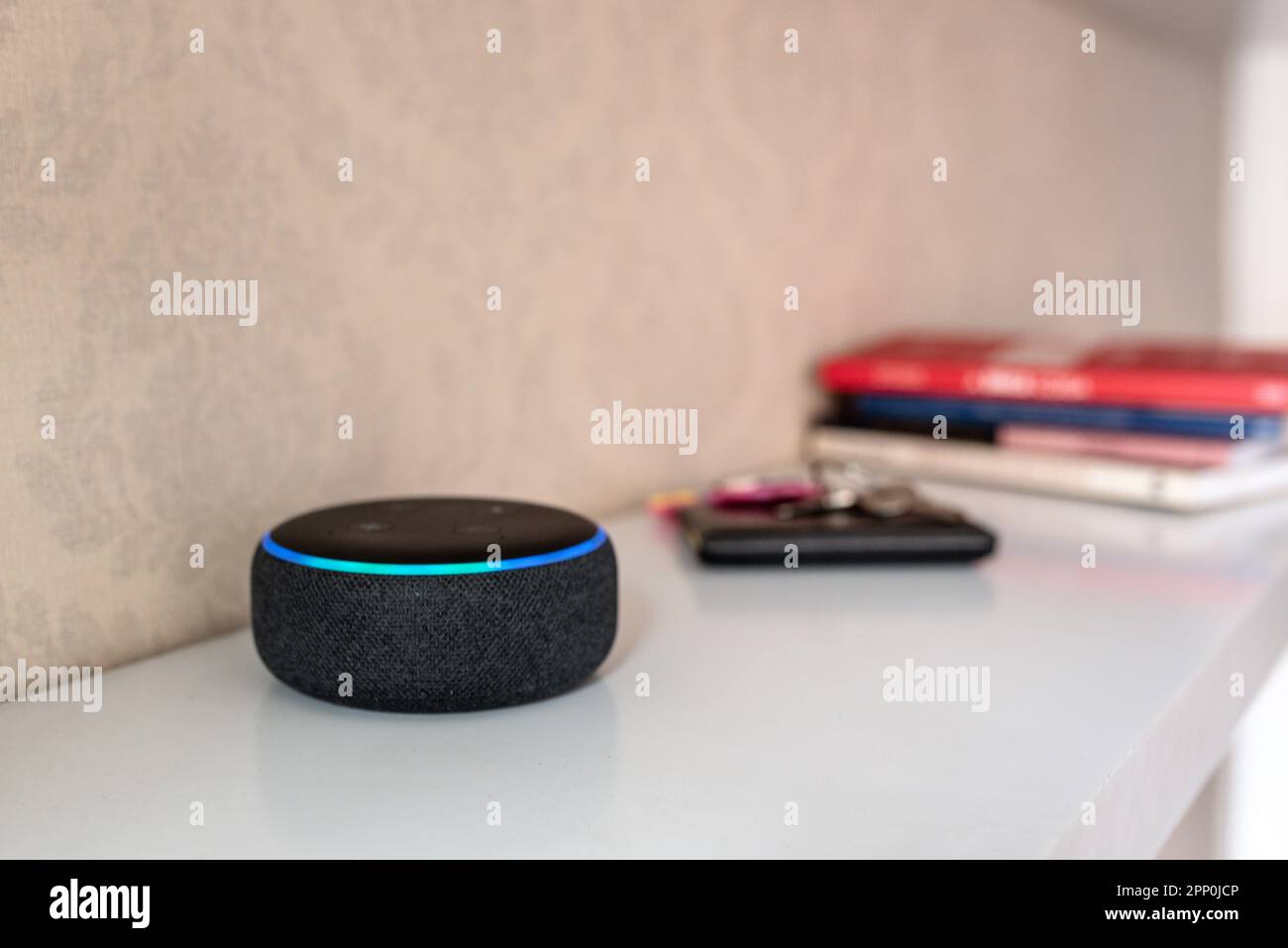 Rio de Janeiro, Brasile - Gennaio 28 2021: Altoparlante intelligente Amazon Echo Dot con assistente vocale Alexa integrato, home Office Foto Stock