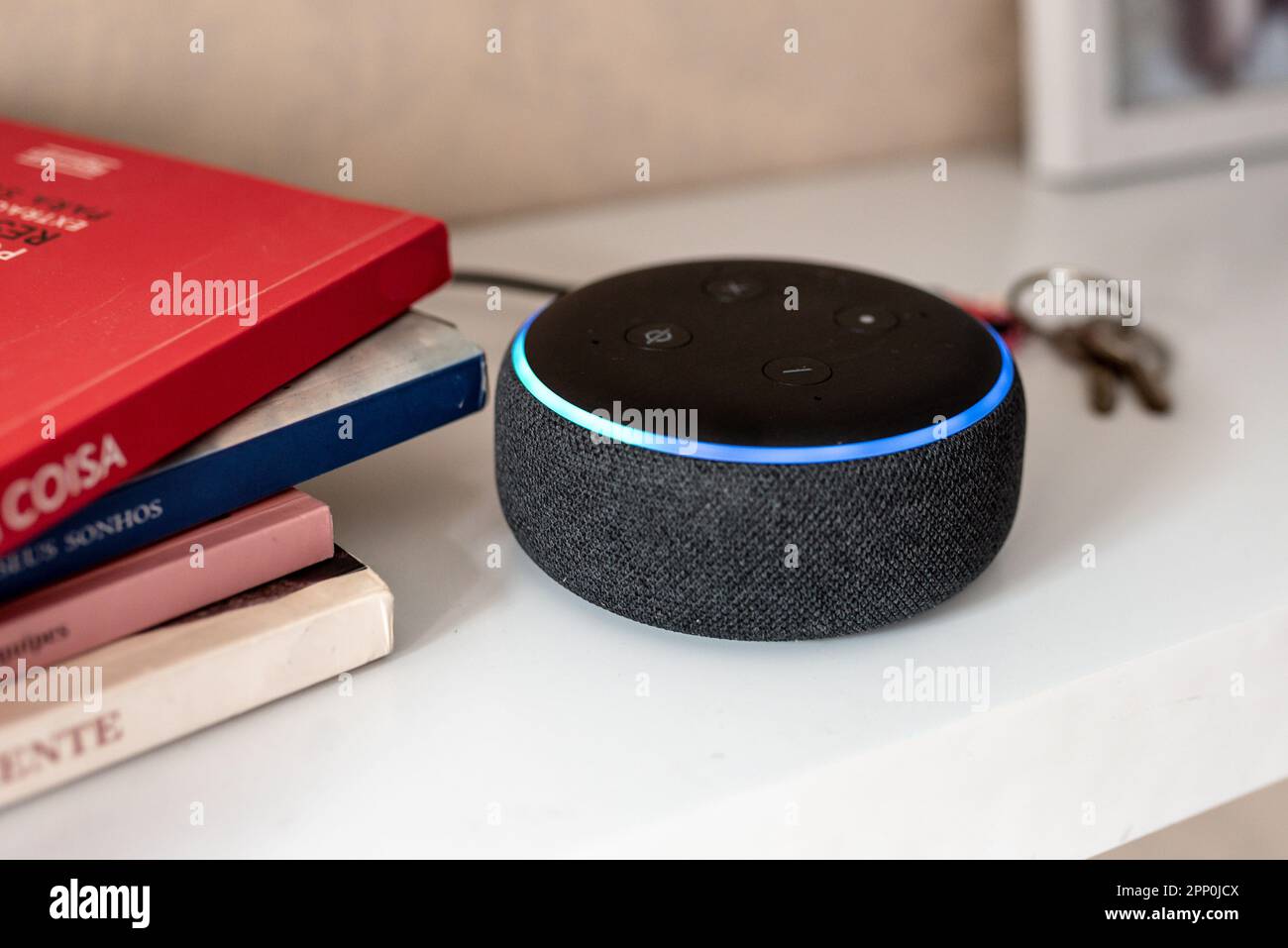 Rio de Janeiro, Brasile - Gennaio 28 2021: Altoparlante intelligente Amazon Echo Dot con assistente vocale Alexa integrato, home Office Foto Stock