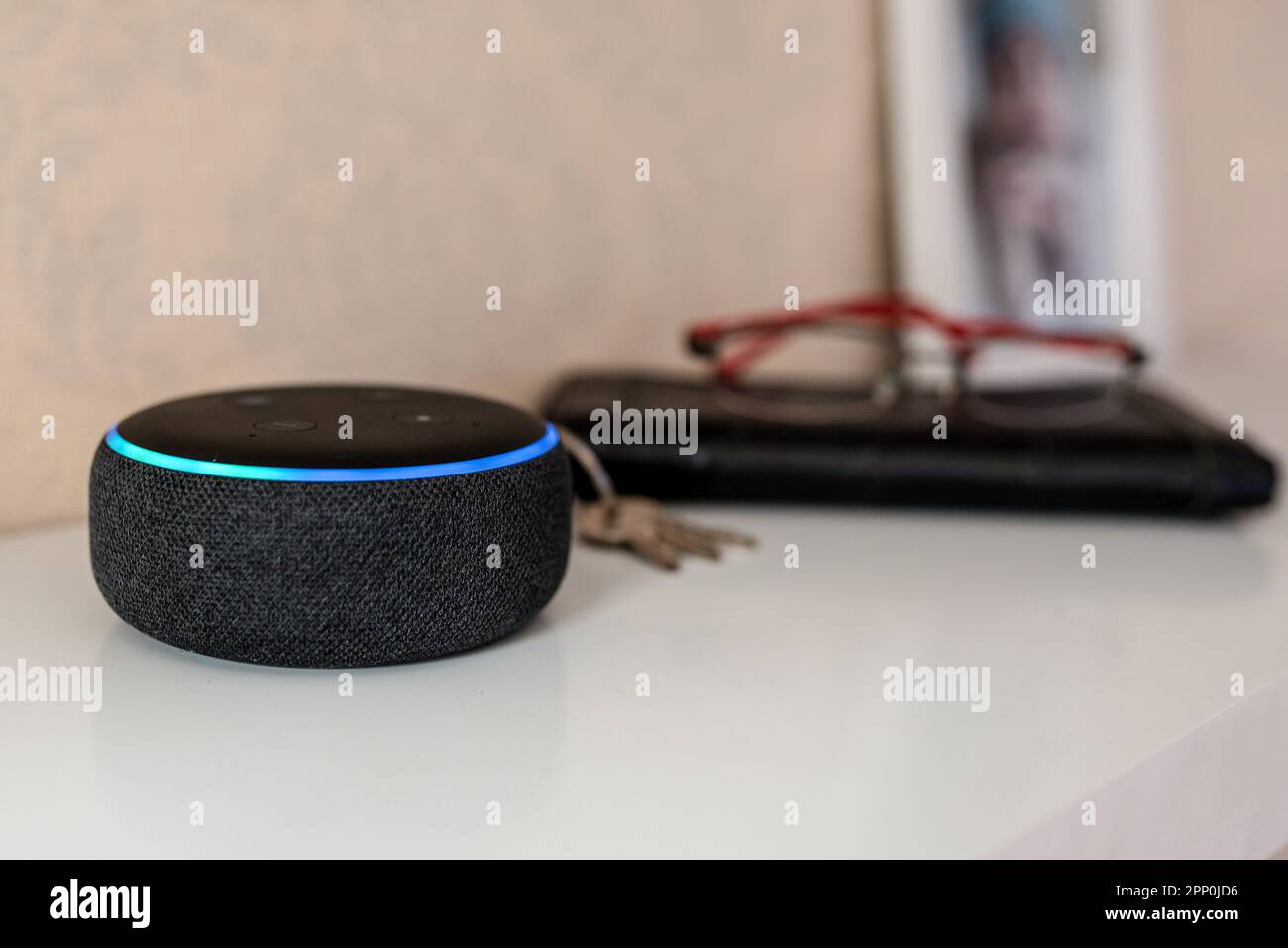 Rio de Janeiro, Brasile - Gennaio 28 2021: Altoparlante intelligente Amazon Echo Dot con assistente vocale Alexa integrato, home Office Foto Stock