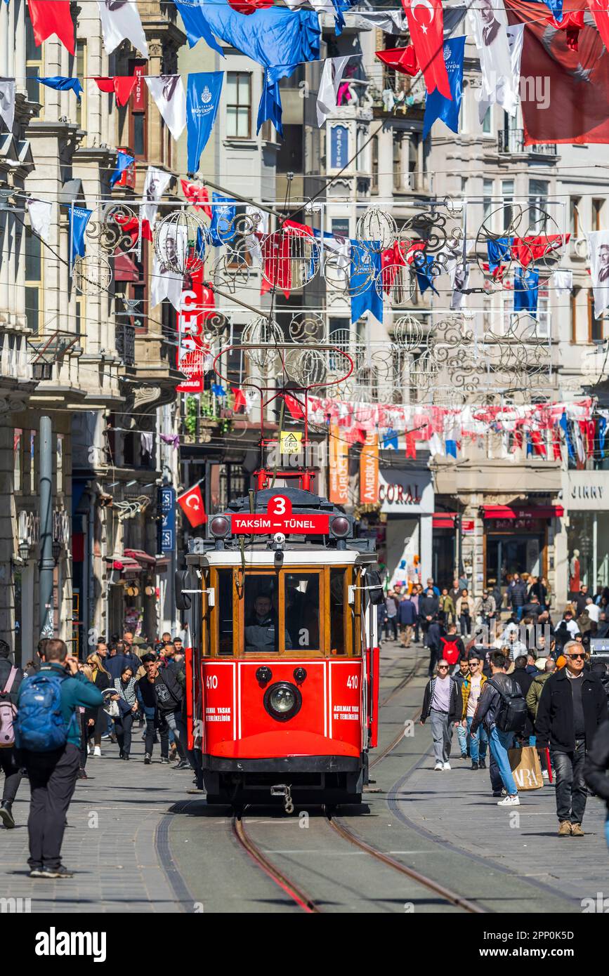 Tram nostalgico di Istanbul, strada pedonale Istiklal Avenue (İstiklal Caddesi), Beyoglu, Istanbul, Turchia Foto Stock