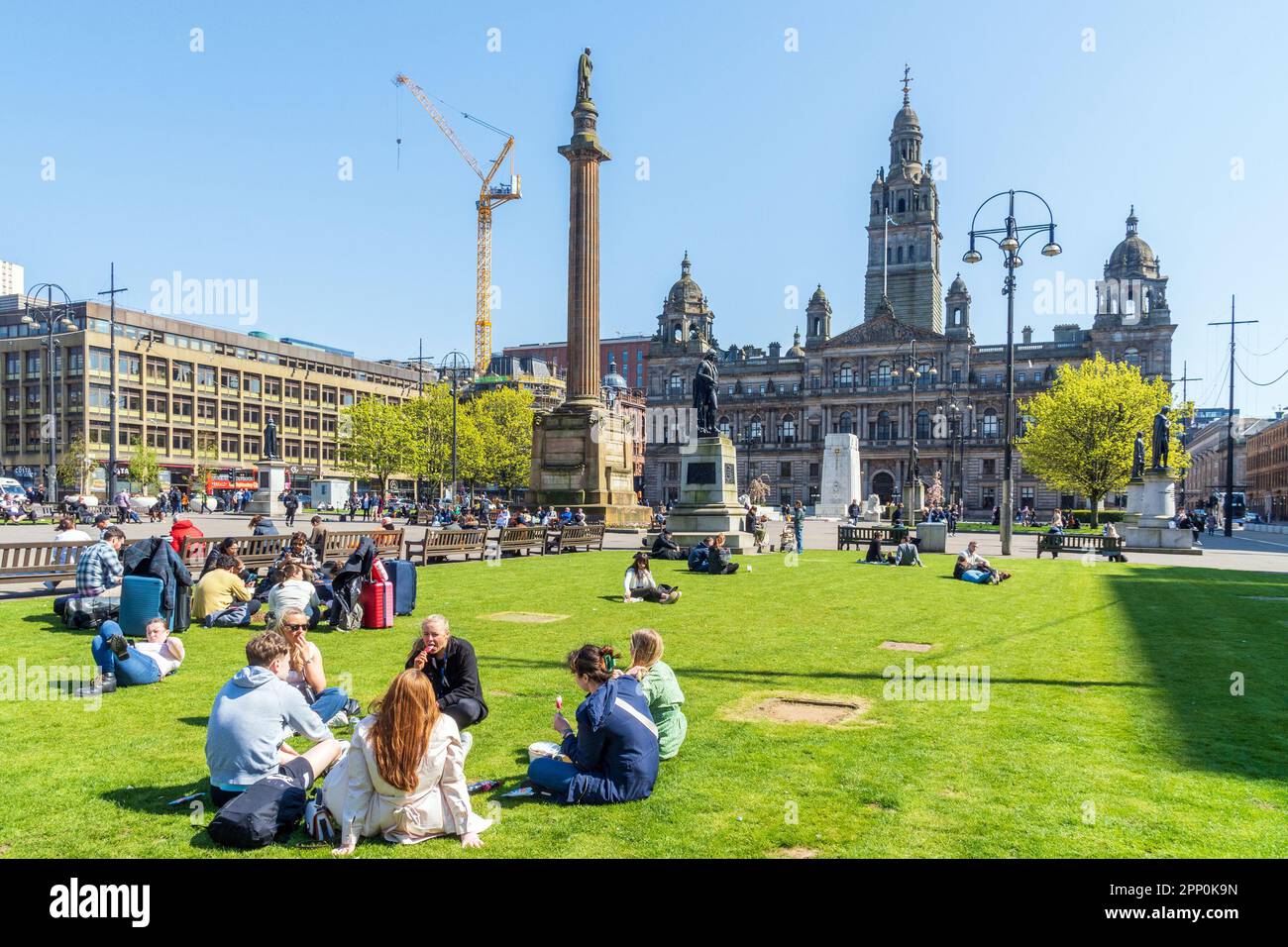 Glasgow, Regno Unito. 21st Apr, 2023. Con il sole e il caldo clima primaverile, le persone tornano nello spazio all'aperto di George Square nel centro di Glasgow, Scozia, Regno Unito Credit: Findlay/Alamy Live News Foto Stock