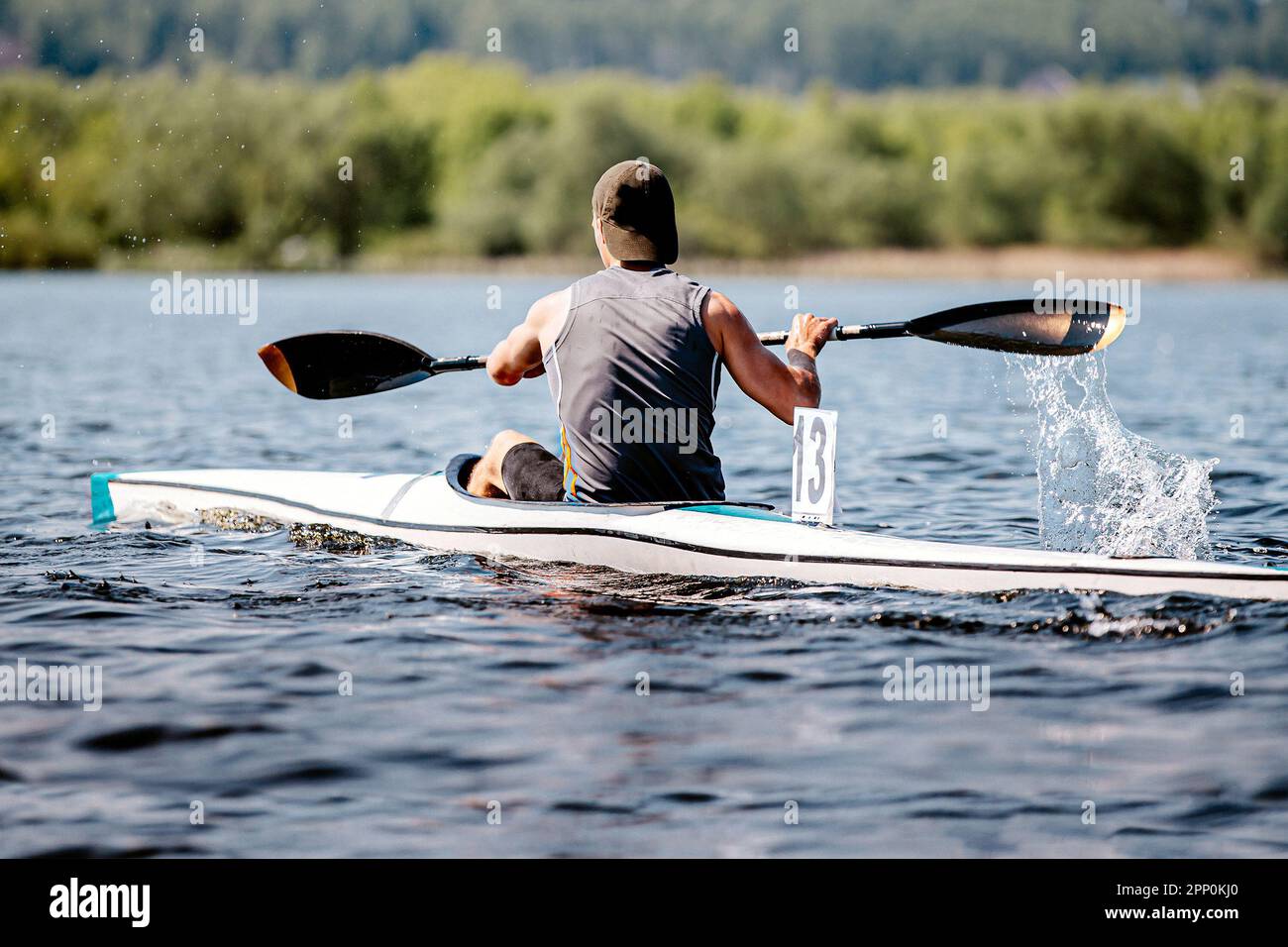 indietro atleta kayak su kayak singolo in kayak gara campionato, sport giochi estivi Foto Stock