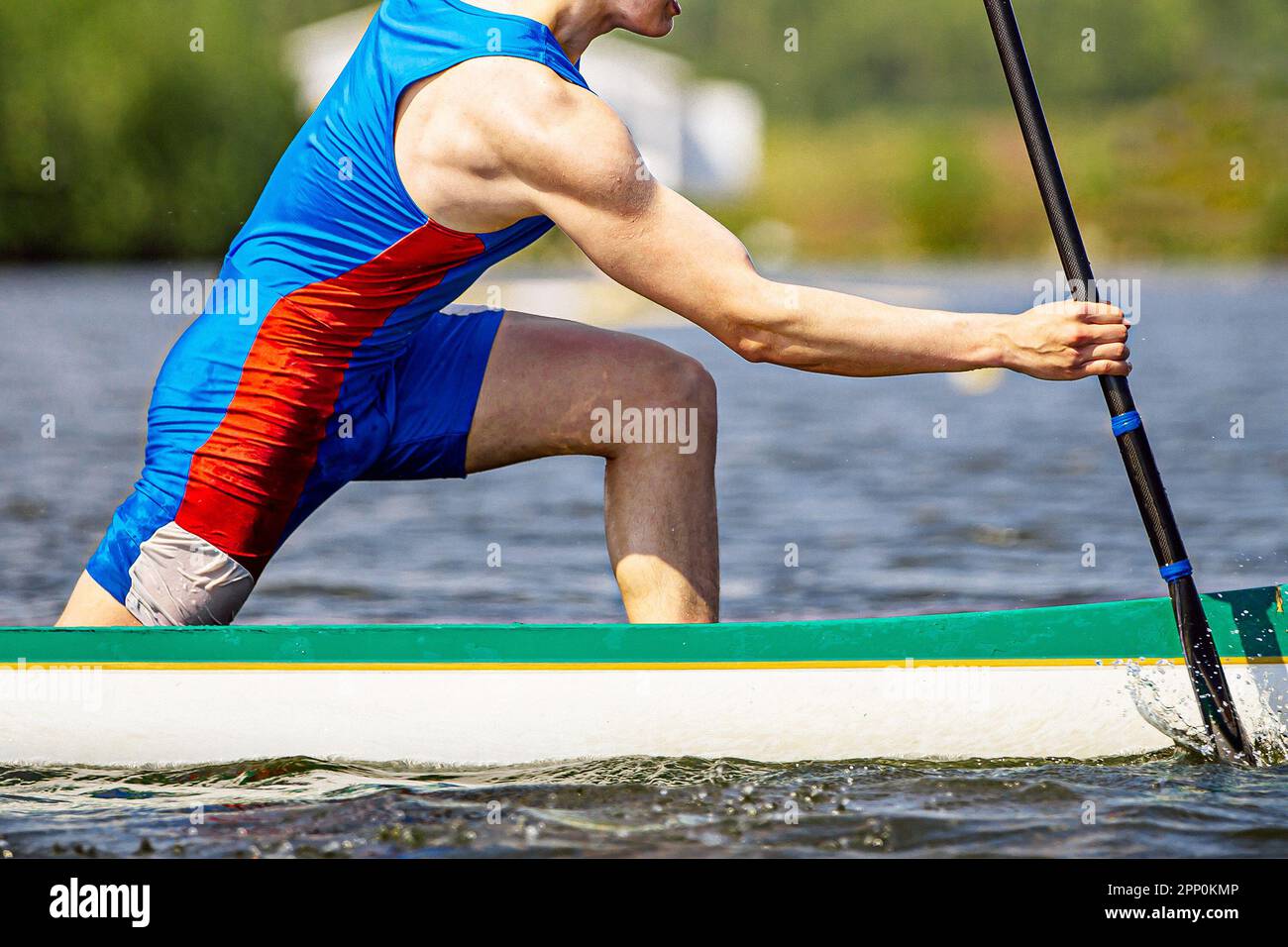 primo piano parte atleta corpo canoista su canoa singola corsa di canottaggio, giochi sportivi estivi Foto Stock