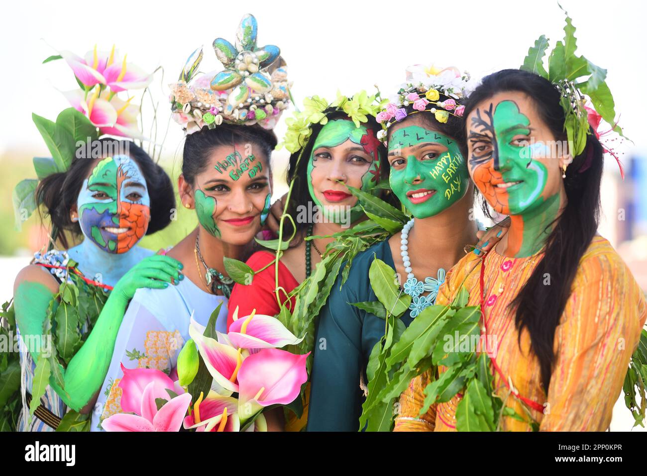 India, Madhya Pradesh, Jabalpur, 21 aprile 2023, giovani donne con i messaggi dipinti sulle loro facce che sollecitano a salvare la terra ad un programma, alla vigilia del giorno della terra in Jabalpur .Photo vicino - Uma Shankar Mishra Credit: Notizie in tensione Foto Stock