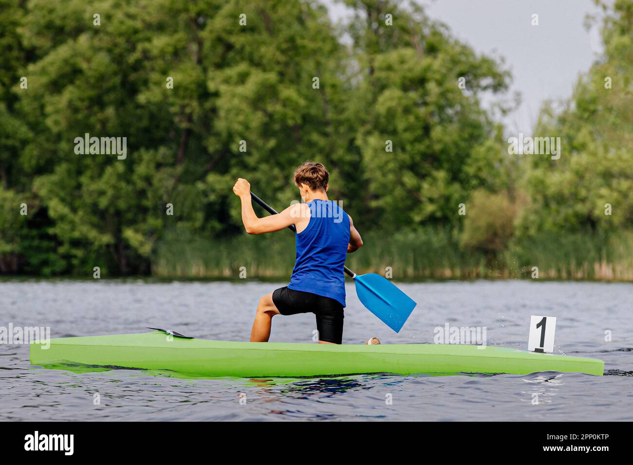 vista posteriore junior canoista in canoa single in canoa gara gara, sport giochi estivi Foto Stock