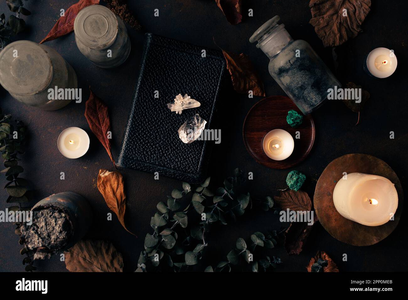 Concetto di vita still witchcraft con pozione, libro incantesimo, erbe ingredienti candele e attrezzature magiche Foto Stock