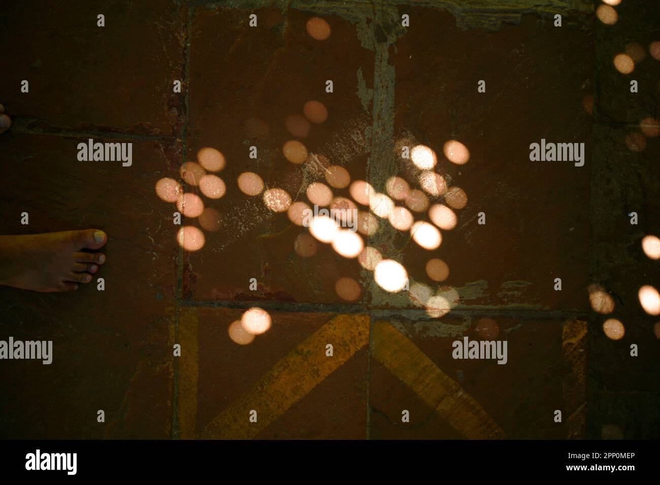 Luce solare che si illumina attraverso il tetto. Foto Stock