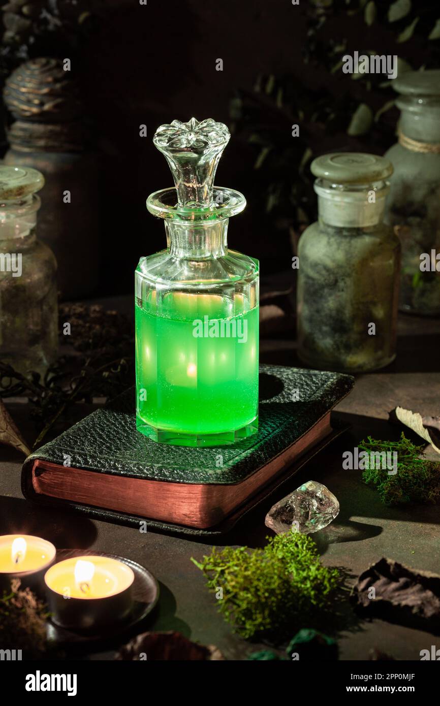 Concetto di vita still witchcraft con pozione, erbe ingredienti candele e attrezzature magiche Foto Stock