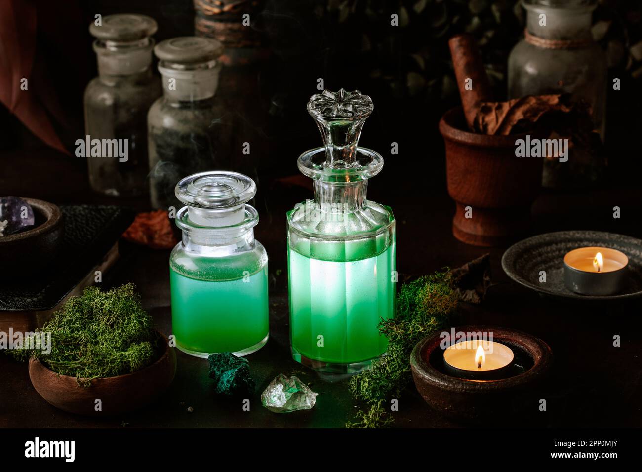Concetto di vita still witchcraft con pozione, erbe ingredienti candele e attrezzature magiche Foto Stock