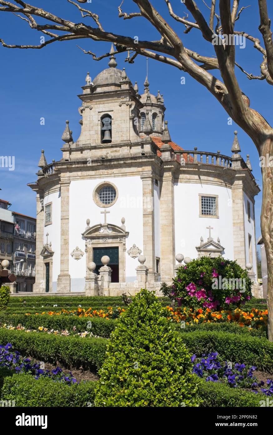 Barcelos, Portogallo - 15 marzo 2023: La Chiesa di Bom Jesus da Cruz, chiamata anche Igreja do Senhor da Cruz o Igreja das Cruzes, si trova nella par Foto Stock