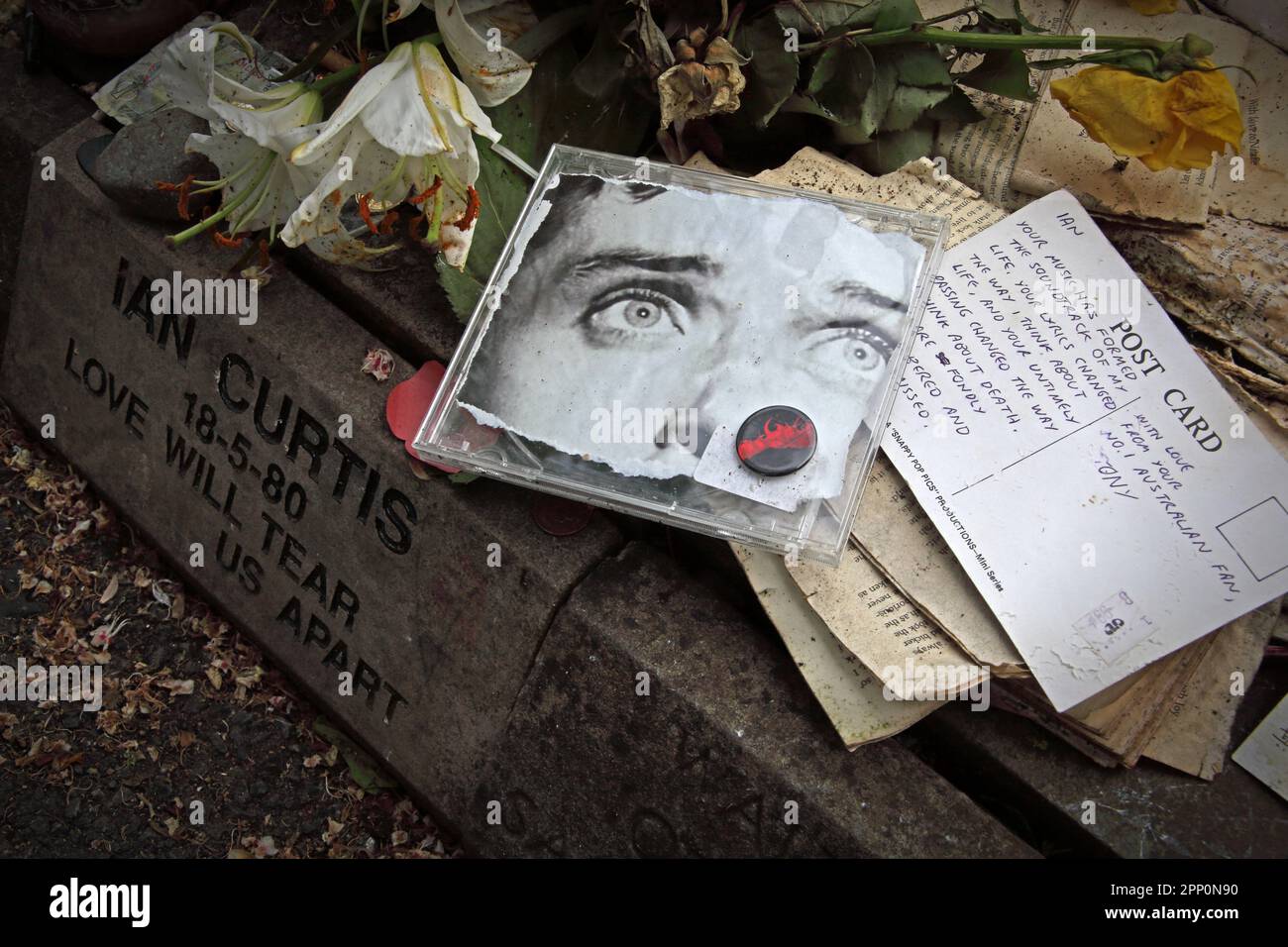 Ian Curtis 18-5-80 Love Will Tear US Apart, Memorial Stone, Macclesfield crematorium, Cheshire, Inghilterra, REGNO UNITO Foto Stock