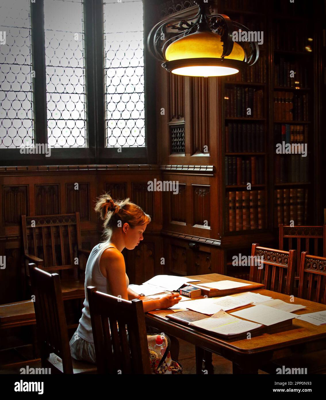 Prestiti agli studenti, adolescente che studia in John Rylands Research Institute and Library, 150 Deansgate, Manchester, Inghilterra, Regno Unito, M3 3EH Foto Stock