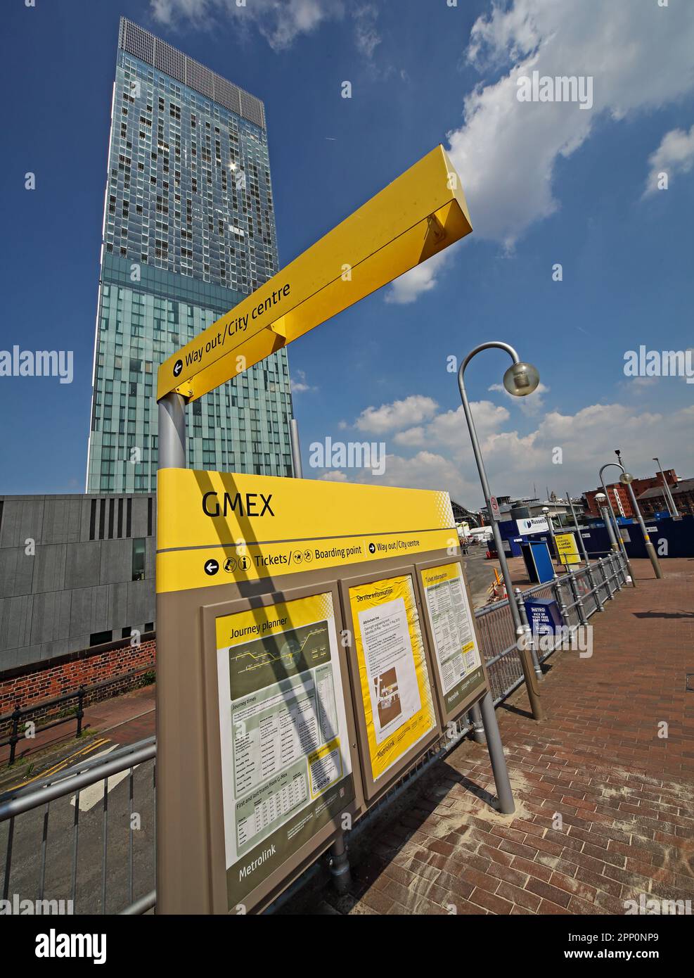 Piattaforma del tram GMEX Metrolink Manchester, ora Deansgate Castlefield, centro di Manchester, Inghilterra, Regno Unito, M3 4LG Foto Stock