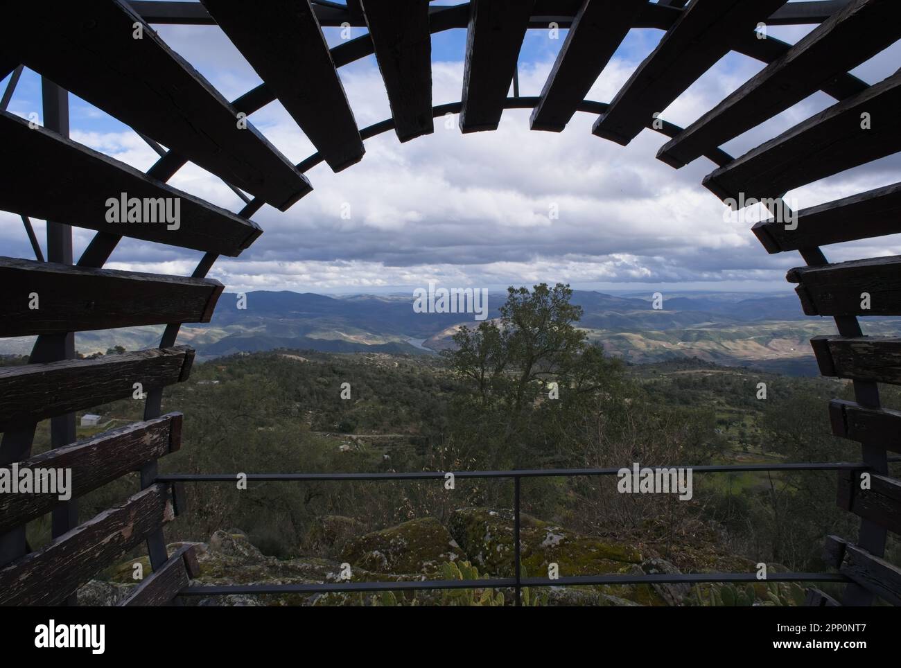 Paesaggi meravigliosi in Portogallo. Bellissimo scenario di Miradouro de Santa Barbara. Vista sulla valle. Balcone al punto panoramico. Giornata primaverile soleggiata. SEL Foto Stock