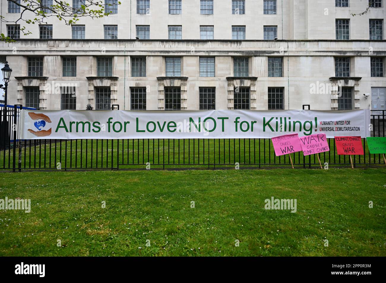 Whitehall, Londra, Regno Unito. 21st Apr, 2023. Extinction Rebellion, manifestazione di attivisti sul cambiamento climatico The Big One - United to Survive, Londra, Regno Unito. Credit: Vedi li/Picture Capital/Alamy Live News Foto Stock