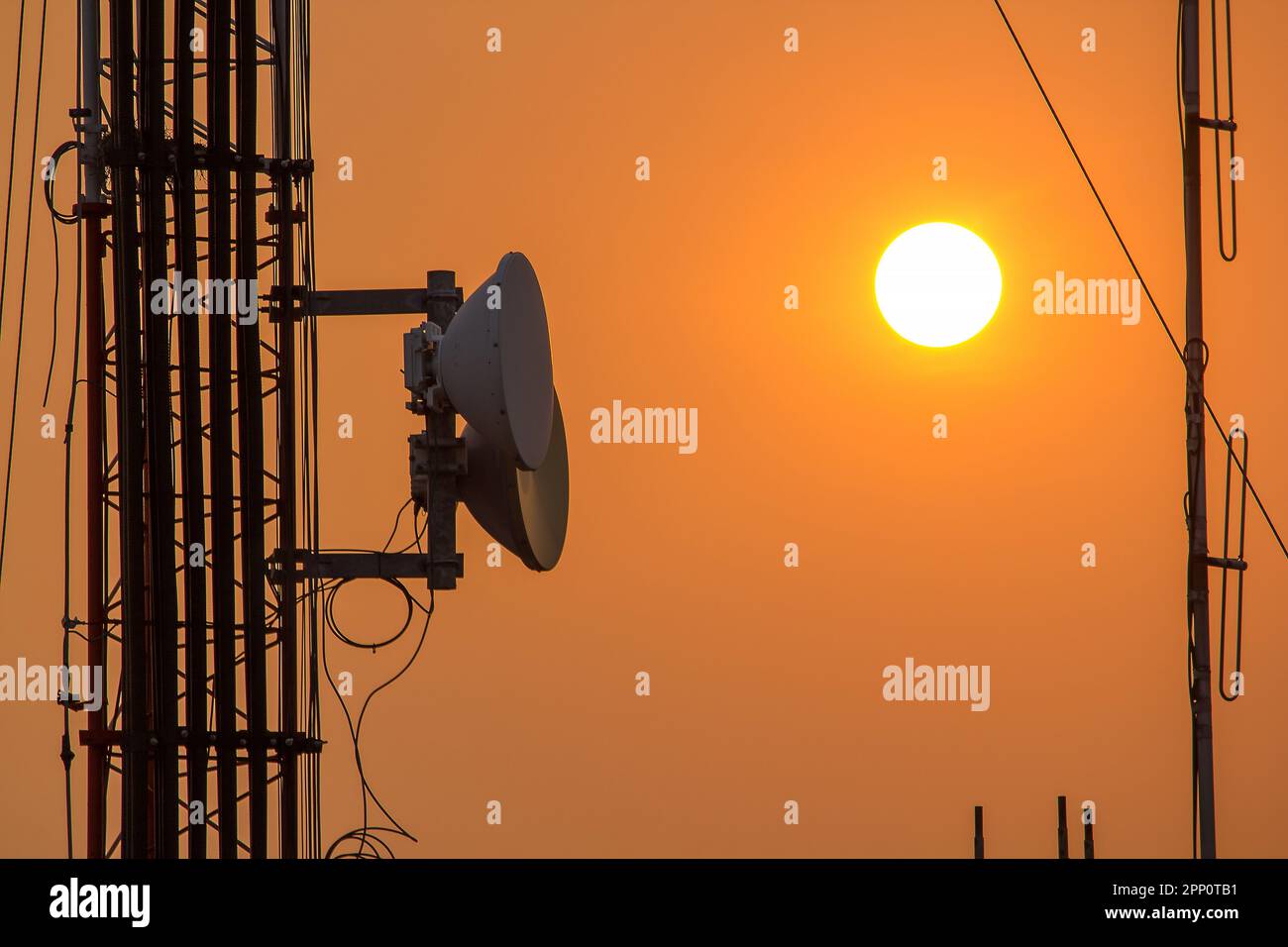 Antenna a pannello installata su montanti in acciaio in edifici alti della città Foto Stock