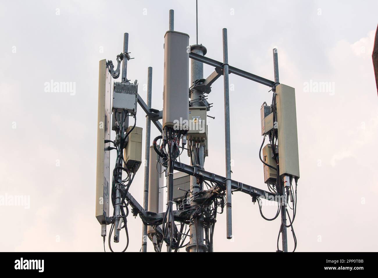 Antenna a pannello installata su montanti in acciaio in edifici alti della città Foto Stock