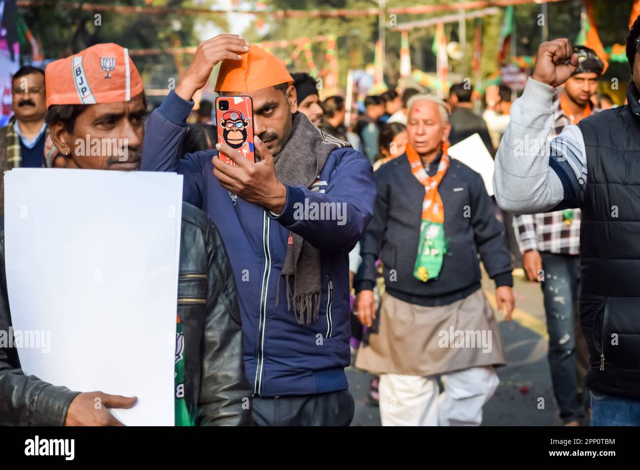 New Delhi, India - Gennaio 16 2023 - migliaia di persone raccolte durante il primo Ministro Narendra modi BJP Road show, persone durante PM modi big electi Foto Stock