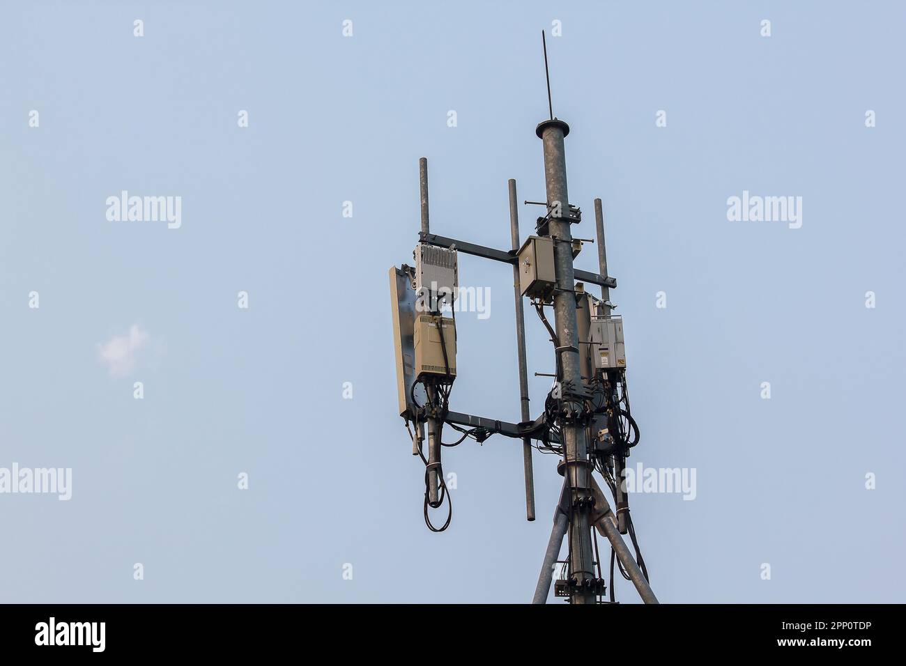 Antenna a pannello installata su montanti in acciaio in edifici alti della città Foto Stock